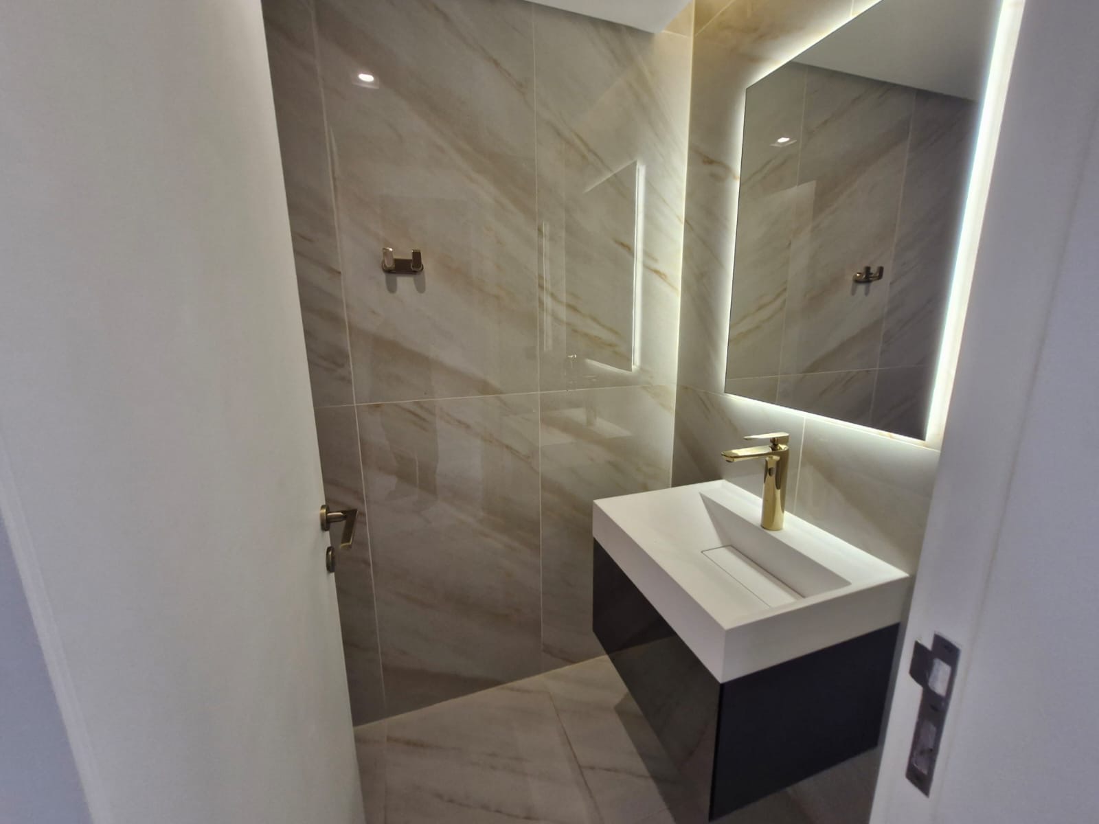 **Modern Luxury Villa for Rent in "Etual Roshan" Project – Signed by Elie Saab** 🏡✨  